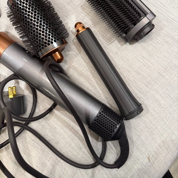 USED ONCE! Dyson Airwrap™ Multi-Styler Complete Diffuse for Curly to Coily Hair - Picture 6 of 9
